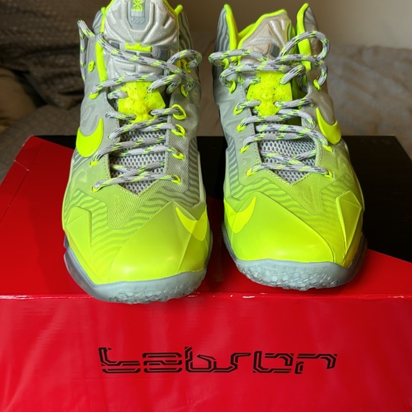 Brand new Metallic Luster-Volt ice men shoes